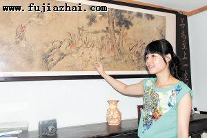 邓怡芳向记者介绍她收藏的古画。 均为肖亮 摄