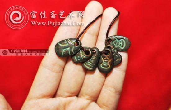 鬼脸钱上通常刻有铭文，如“紊”、“咒”“哭”等