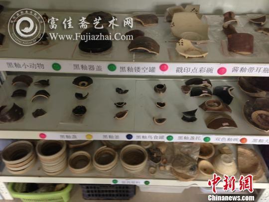 已经被清理出的部分瓷片。　张鹏翔　摄