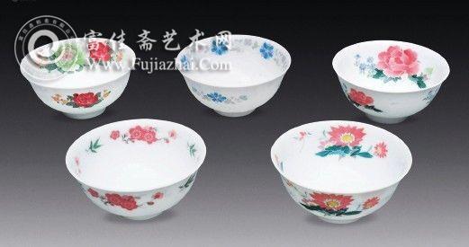 在湘绣湘瓷艺术精品拍卖会上，一套74 版毛瓷碗以800 万元的天价摘得“标王”桂冠
