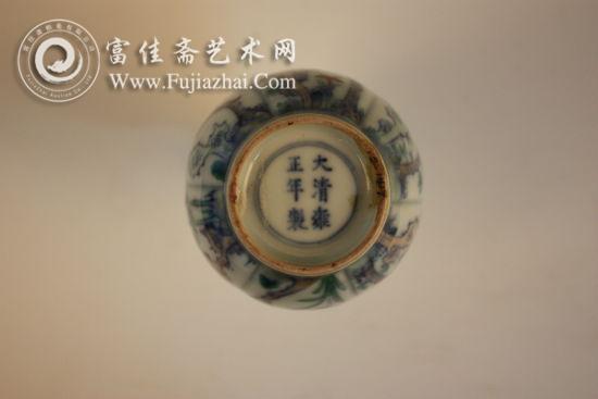 图4-2 白地斗彩瓜楞直口瓶