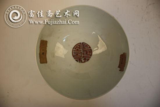 图5-2 白地斗彩八吉祥纹高足碗