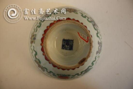 图5-3 白地斗彩八吉祥纹高足碗